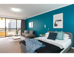 Striking and super convenient studio with balcony